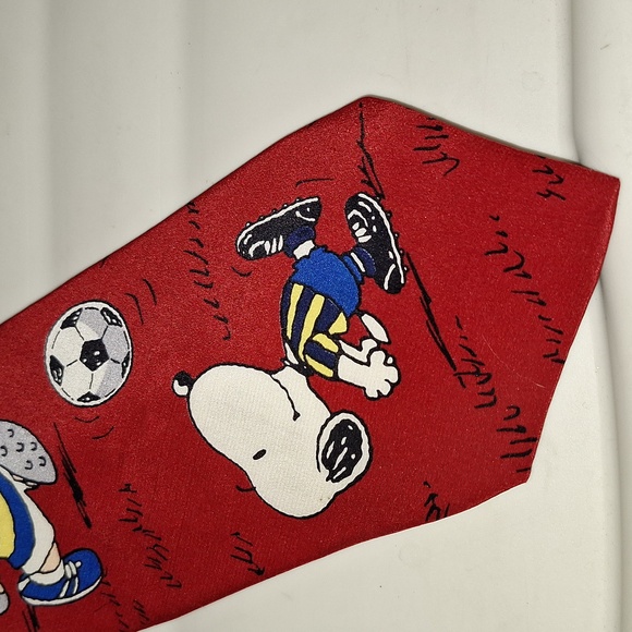 Peanuts Other - Vintage PEANUTS Snoopy/Charlie Brown soccer necktie - 100% silk